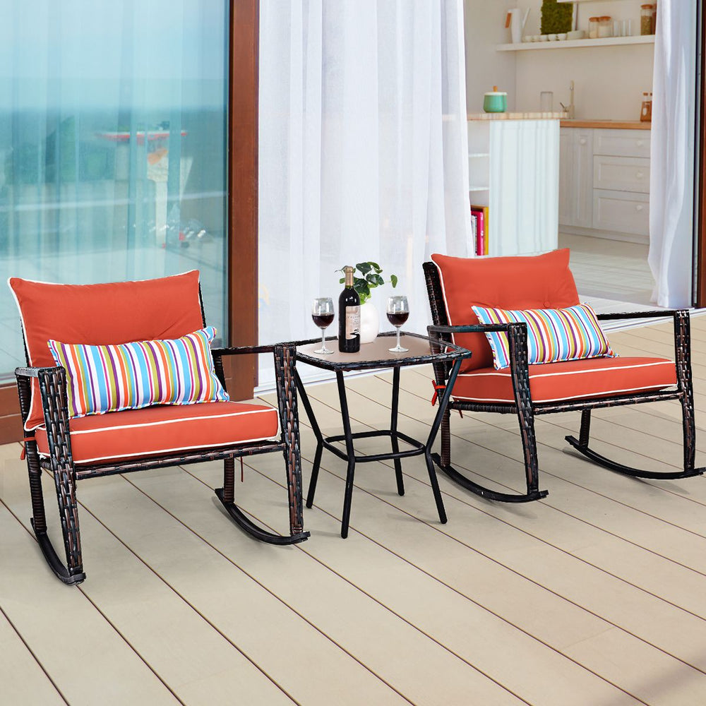 Ensemble de Jardin avec 2 Fauteuils à Bascule et 1 Table Basse en Verre Trempé Tous Coussins Inclus en Rotin PE -