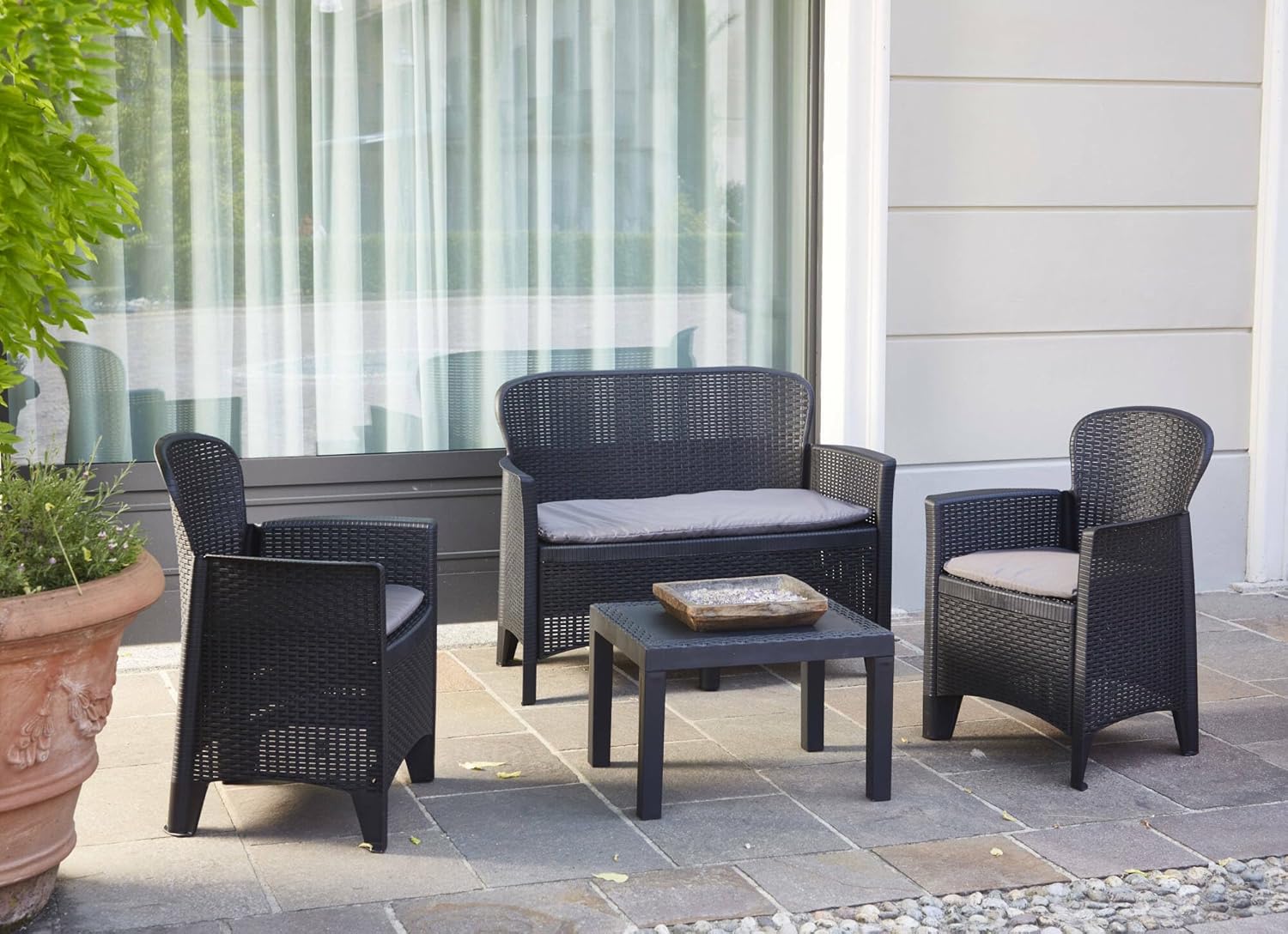 Dmora - Set salon d'extérieur Ostuni, Salon de jardin composé de 2 fauteuils, 1 canapé et 1 table basse, salon effet rotin avec coussins, 100% Made in Italy, Anthracite
