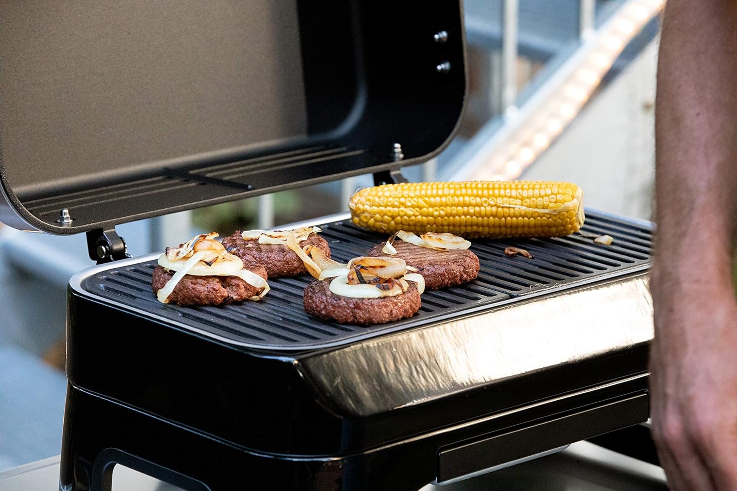 Attitude2go,Barbecue de Table  Faible fume,BBQ Portable, Couvercle,thermomtre,et Grille en Fonte,Alimentation : Cartouche de gaz CV 470 Plus,Gris