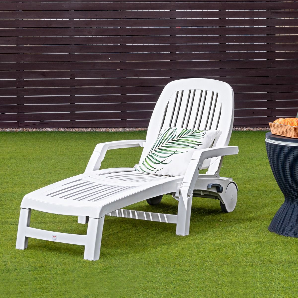 Chaise Longue Inclinable Rglable  5 Positions avec Roues Flexibles Fauteuil Relax de Camping avec Bo卯te de Rangement Charge 150KG Blanc -