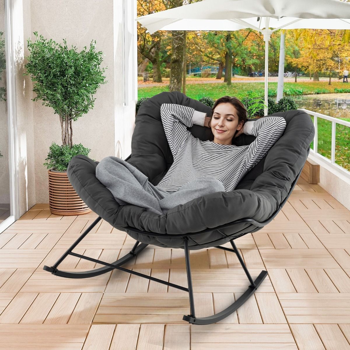 Chaise  Bascule d'Intrieur et d'Extrieur Chaise Papasan Surdimensionne avec Coussin Rembourr & Cadre en Mtal Capacit 205 Kg Gris -