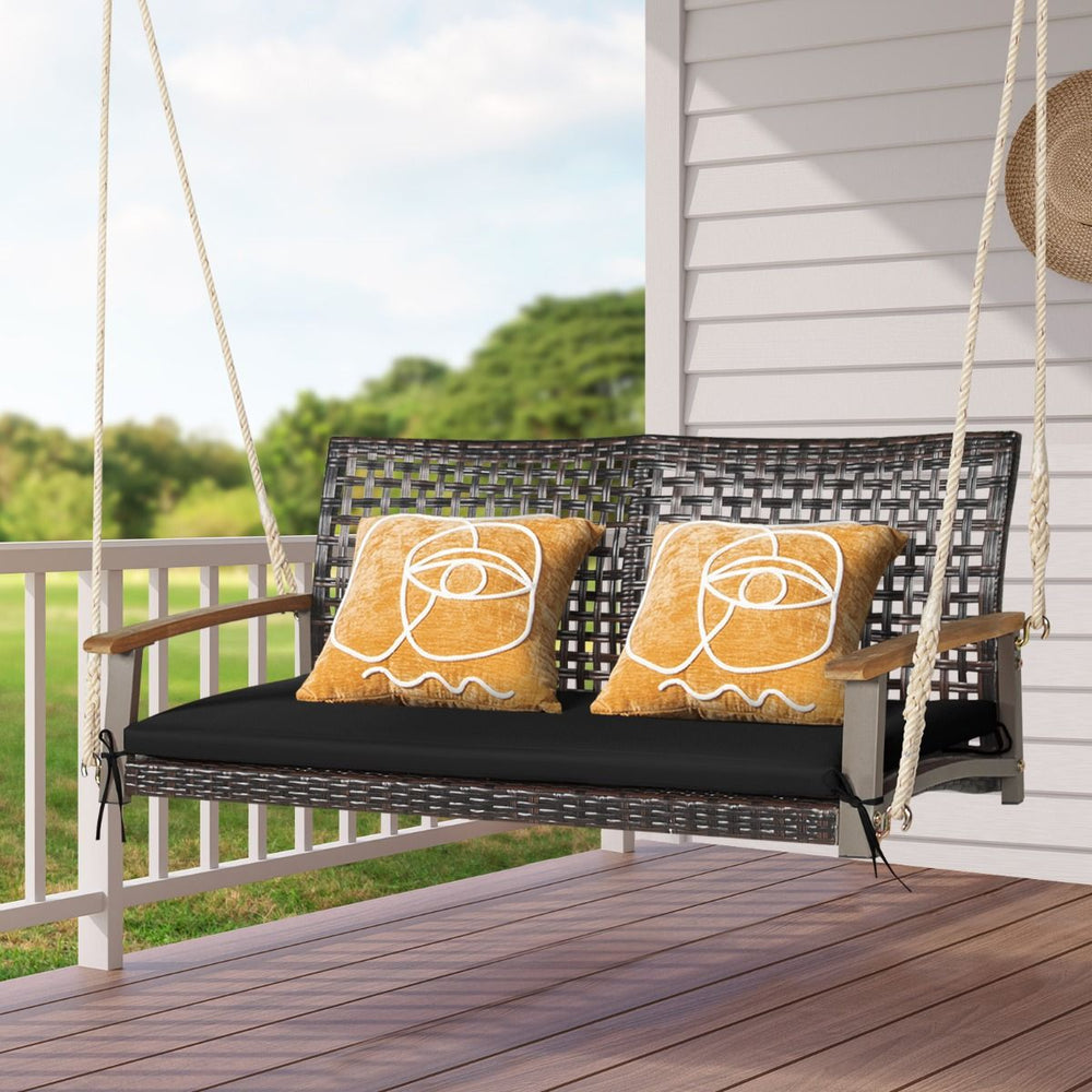 Banc Suspendu de Jardin en Rotin 2 Place Accoudoirs en Bois d'Acacia Cadre en Mtal Coussin Cordes Crochets Blanc/Noir -